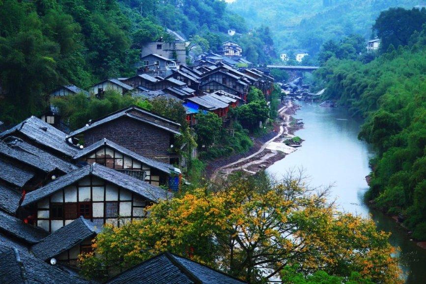 他天资聪颖,18岁便本科毕业,出国镀金成名后毅然回国
